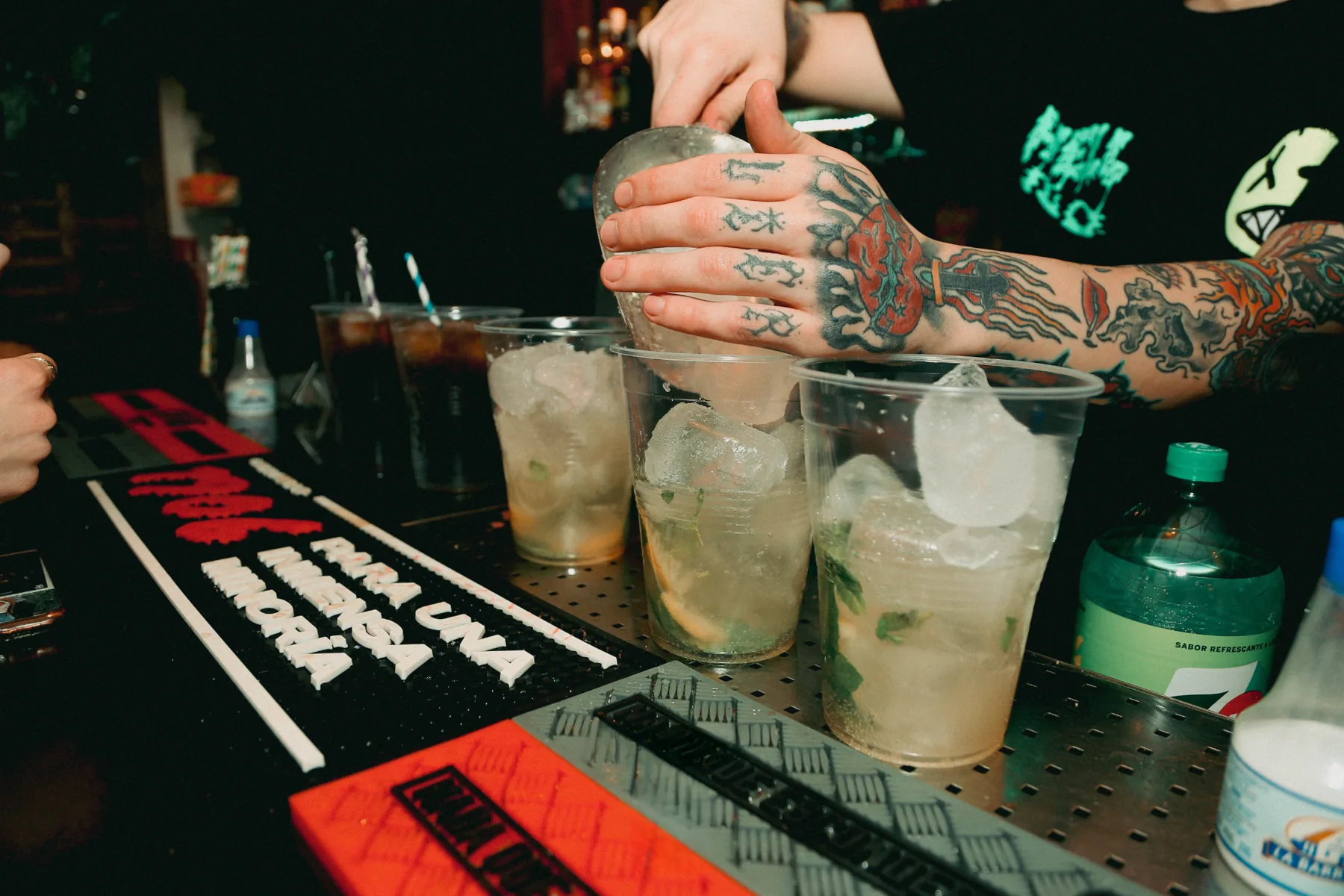Preparación de bebidas en la barra de Trópico