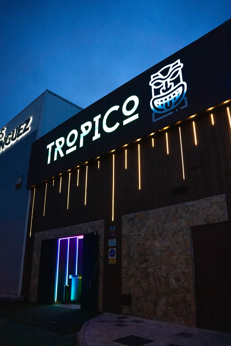 Fachada de Tropico Teatinos